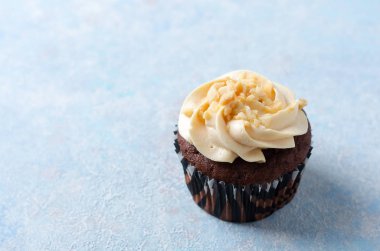 Karamel kremalı bir çikolatalı kek.