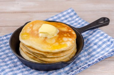 Bir tavada tereyağı ile Pancakes.