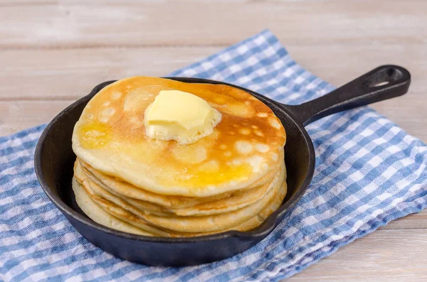 Pancake dengan mentega dalam panci . — Stok Foto