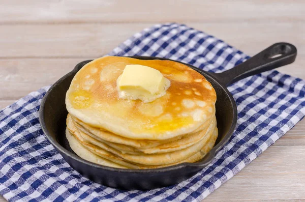 Pfannkuchen mit Butter in der Pfanne. — Stockfoto