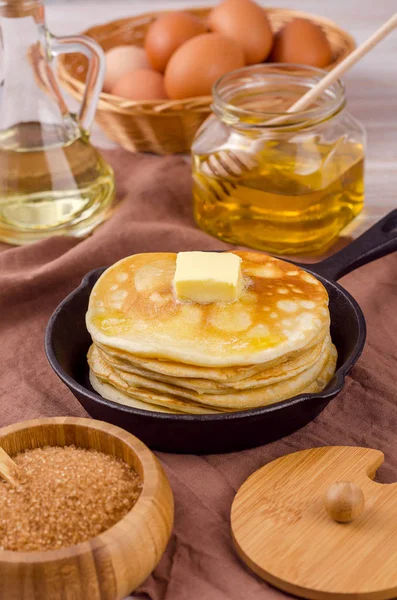 Pancake dengan mentega dalam panci . — Stok Foto