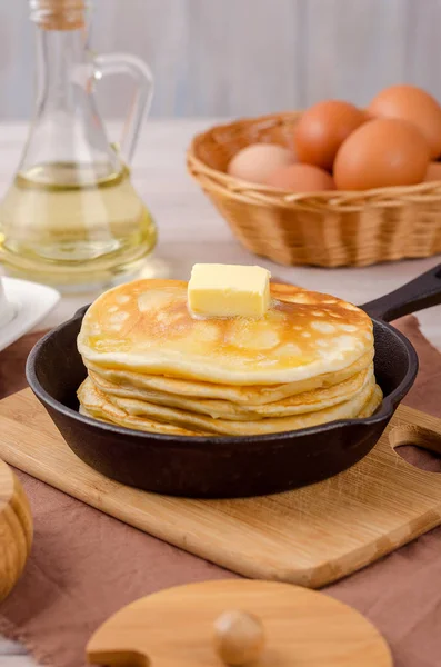 Panqueques con mantequilla en una sartén . — Foto de Stock