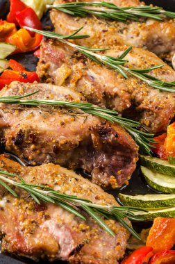 Domuz eti entrecotes biber ve kabak fırında fırın.