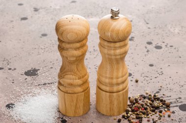 Ahşap tuzluk ve pepperbox hafif bir arka plan üzerinde.
