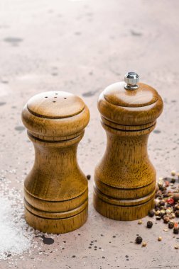 Ahşap tuzluk ve pepperbox hafif bir arka plan üzerinde.