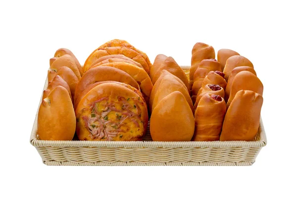 Broodjes in een mandje op een witte achtergrond. — Stockfoto
