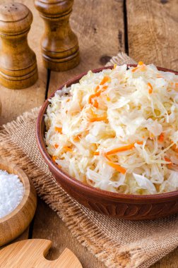 Bir kil kase lahana turşusu.