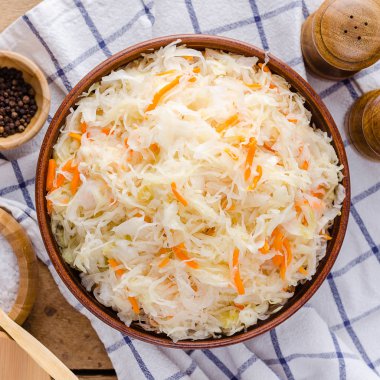 Bir kil kase lahana turşusu.