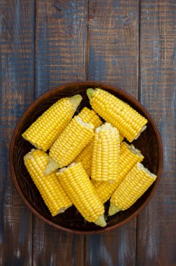 Bir kil kase olgun Mısır. 