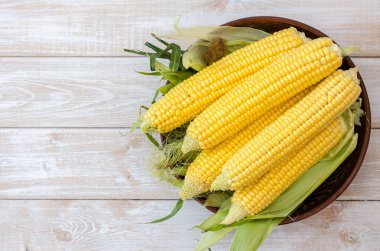 Bir kil kase olgun Mısır. 