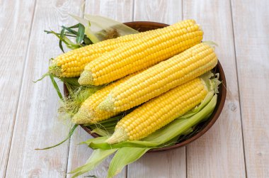 Bir kil kase olgun Mısır. 