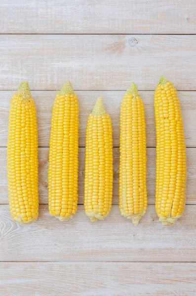 Ripe corn in a clay bowl. — Stock Photo, Image