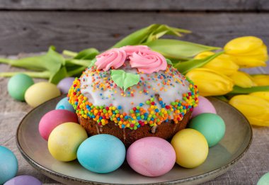 Ahşap arka plan üzerinde yumurta boyalı Paskalya kek.