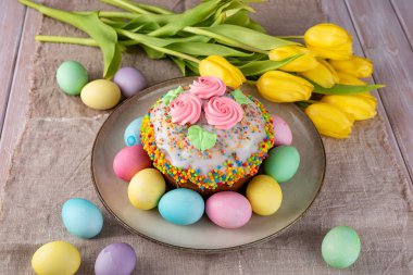 Ahşap arka plan üzerinde yumurta boyalı Paskalya kek.