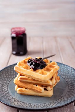 Waffle blackcurrant reçel ile.