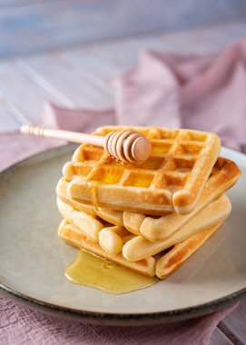 Waffle bal hafif bir arka plan üzerinde.