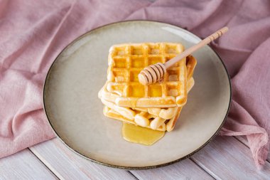 Waffle bal hafif bir arka plan üzerinde.