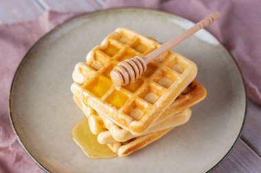 Waffle bal hafif bir arka plan üzerinde.