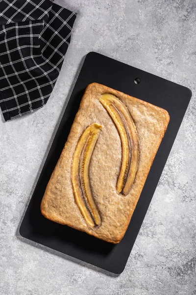 Pane di banana su sfondo grigio . — Foto Stock