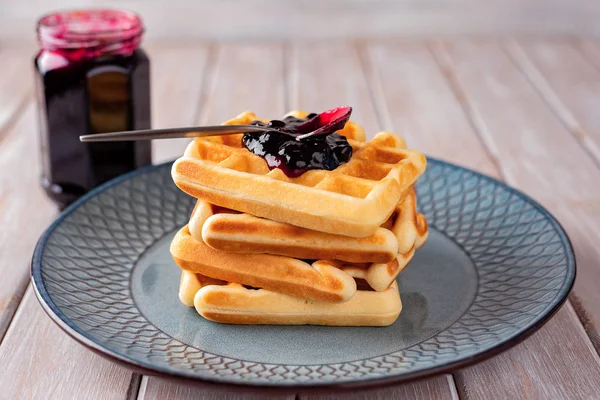 Wafel dengan selai blackcurrant . — Stok Foto