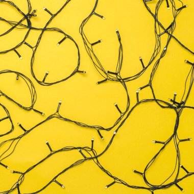 Parlak sarı bir arka plan üzerinde Noel ışıkları.