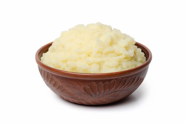 Bir kil kase patates püresi. İzole.