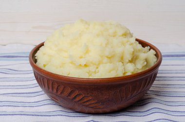 Bir kil kase patates püresi.