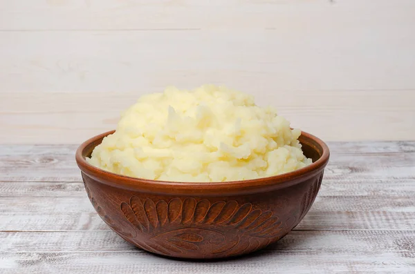 Purée de pommes de terre dans un bol en argile . — Photo