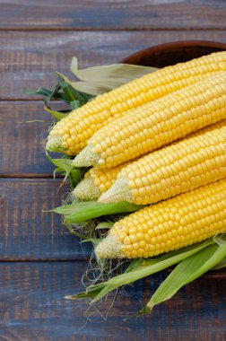 Bir kil kase olgun Mısır. 