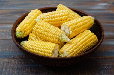 Bir kil kase olgun Mısır. 