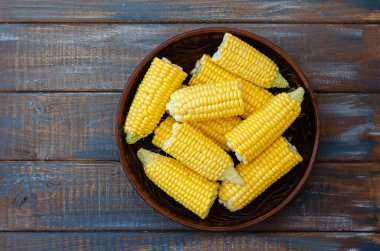 Bir kil kase olgun Mısır. 