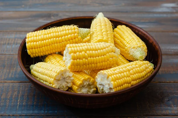 Ripe corn in a clay bowl. — Stock Photo, Image