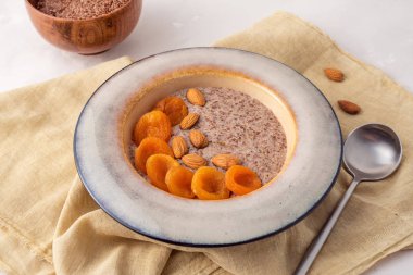 Taze tohumlarından keten yulaf lapası.