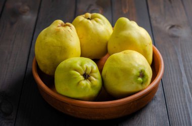 Ayva karanlık bir arka plan üzerinde.