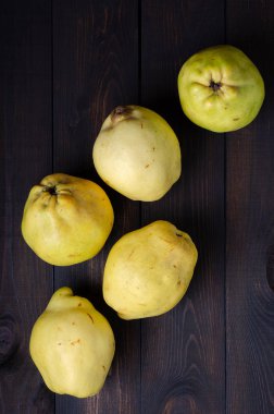 Ayva karanlık bir arka plan üzerinde.