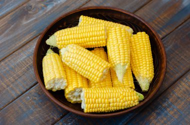 Bir kil kase olgun Mısır. 