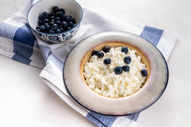 yaban mersini ile süzme peynir.