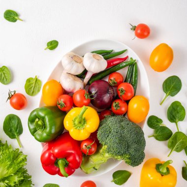 Beyaz bir arka plan üzerinde tüm sebze.