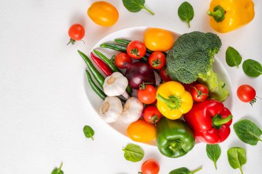 Beyaz bir arka plan üzerinde tüm sebze.