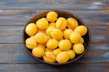 Bir kil kase olgun kayısı.