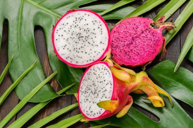  Dragon meyve yaprakların üzerine.