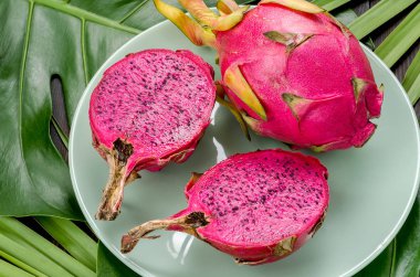 Dragon meyve yeşil bir plaka üzerinde.