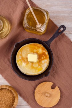 Bir tavada tereyağı ile Pancakes.