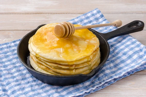 Pfannkuchen mit Butter in der Pfanne. — Stockfoto
