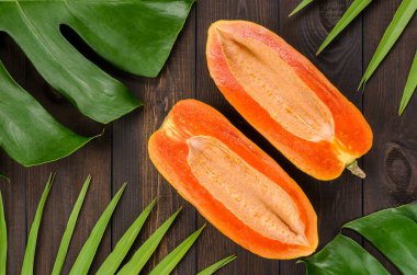 Karanlık bir arka plan üzerinde olgunlaşmış papaya.