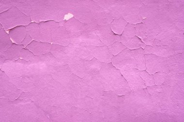 Menekşe dokusal arka plan. Çatlak boya duvarı.