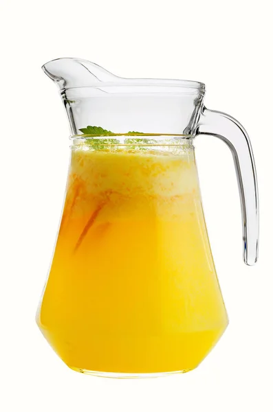 Cítricos, naranjas, limonada en una jarra de vidrio sobre un fondo blanco . —  Fotos de Stock