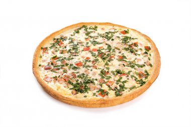 Füme tavuk pasta, champignons soğan, domates, peynir, süt, yumurta ile kızarmış.