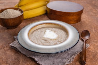 Tereyağı ile Amaranth lapası.