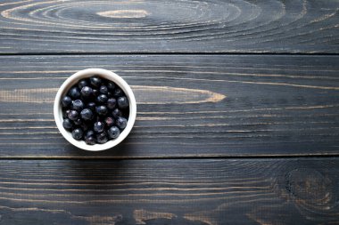 Yaban mersini ile metin için yer kase. Üstten görünüm.